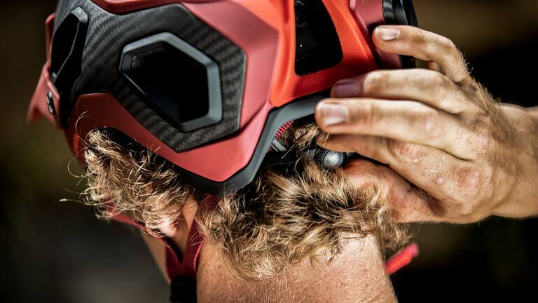 Das Run System Ergo Flex fixiert den Helm gleichmäßig im 360 Grad Umfang am Kopf.
