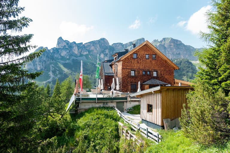 Die Erfurter Hütte (1.834 m) im Rofangebirge in Tirol