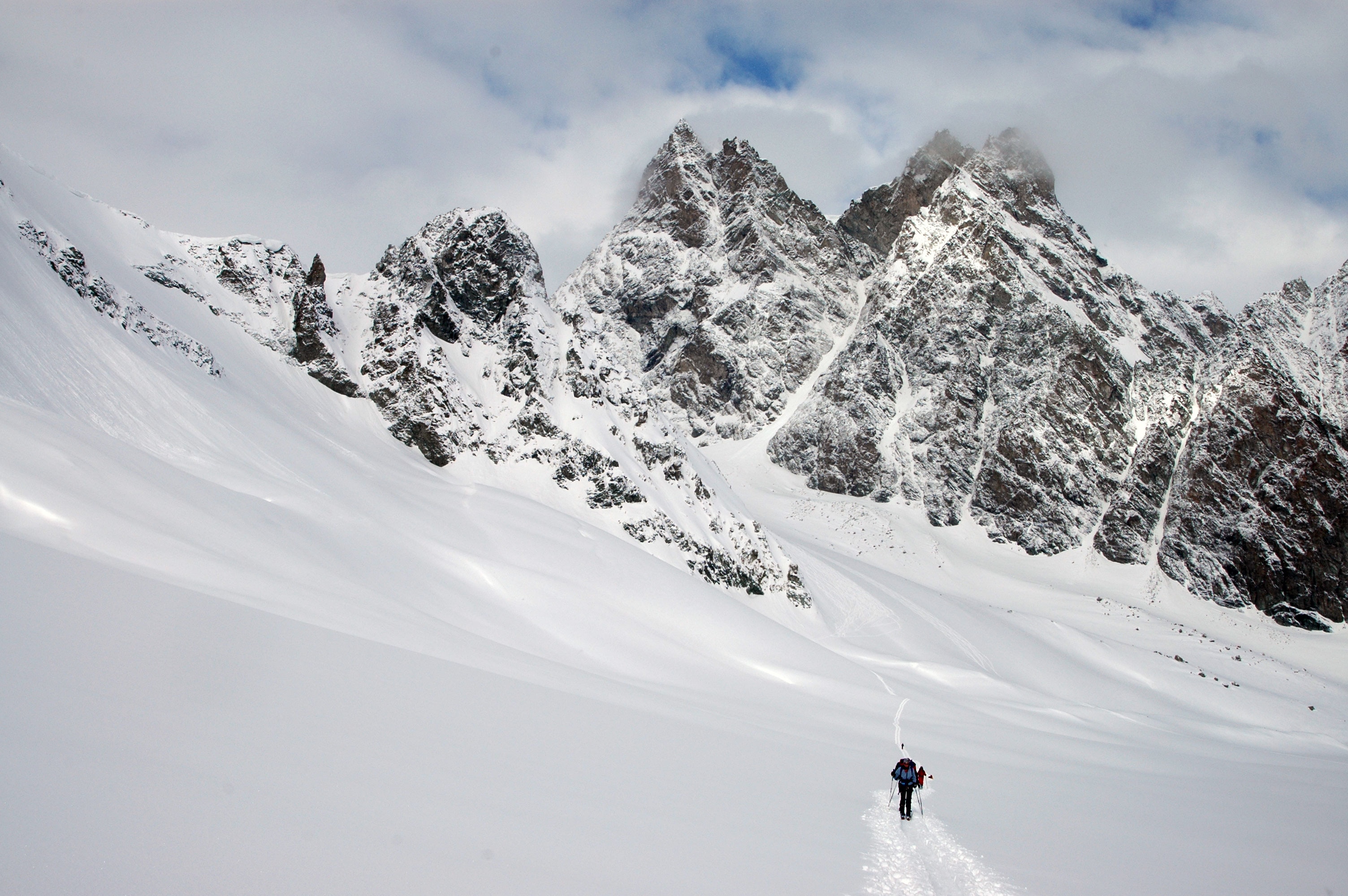 Skitourengeher auf der Haute Route beim Aufstieg zum Col du Mont Brulé