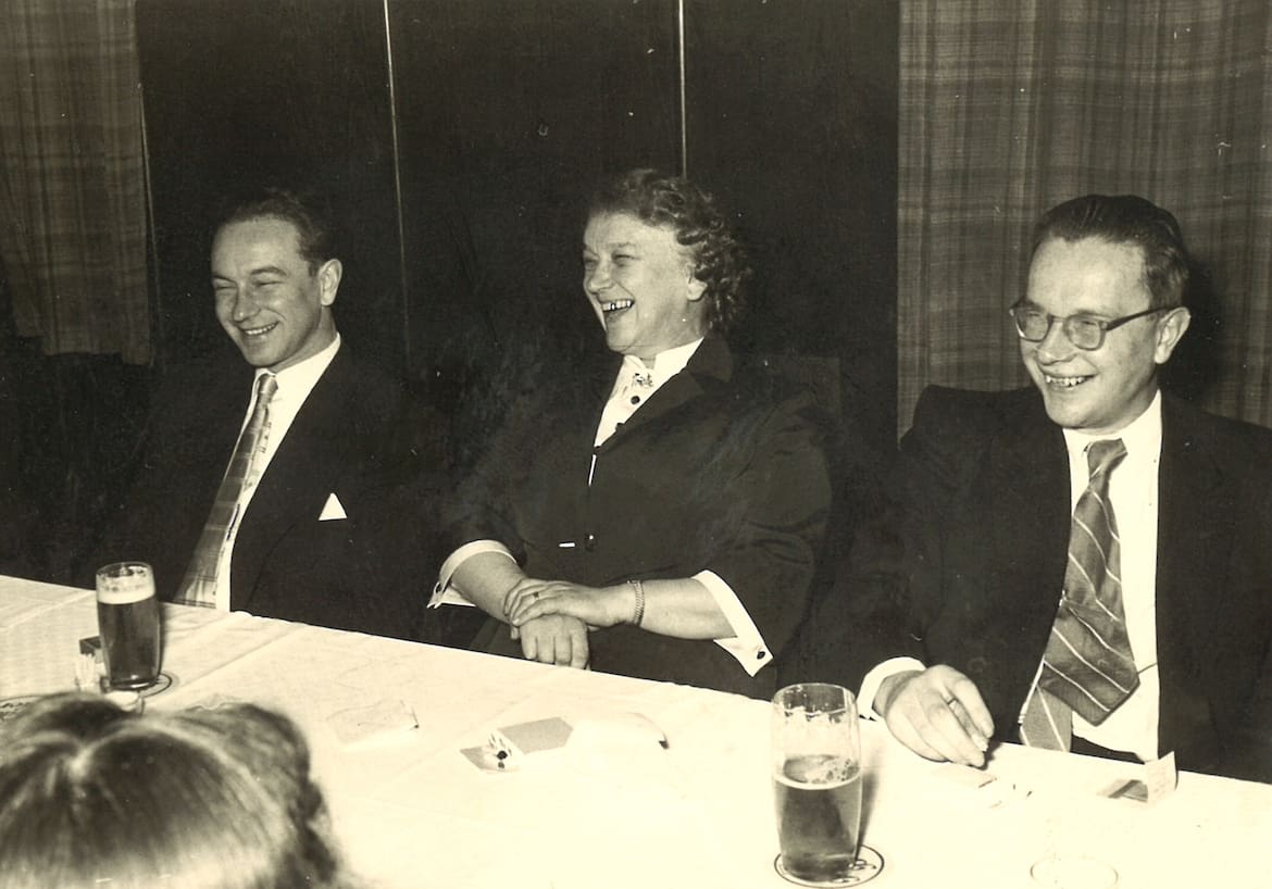 Die Gründerin Elfriede Löffler mit ihren Söhnen