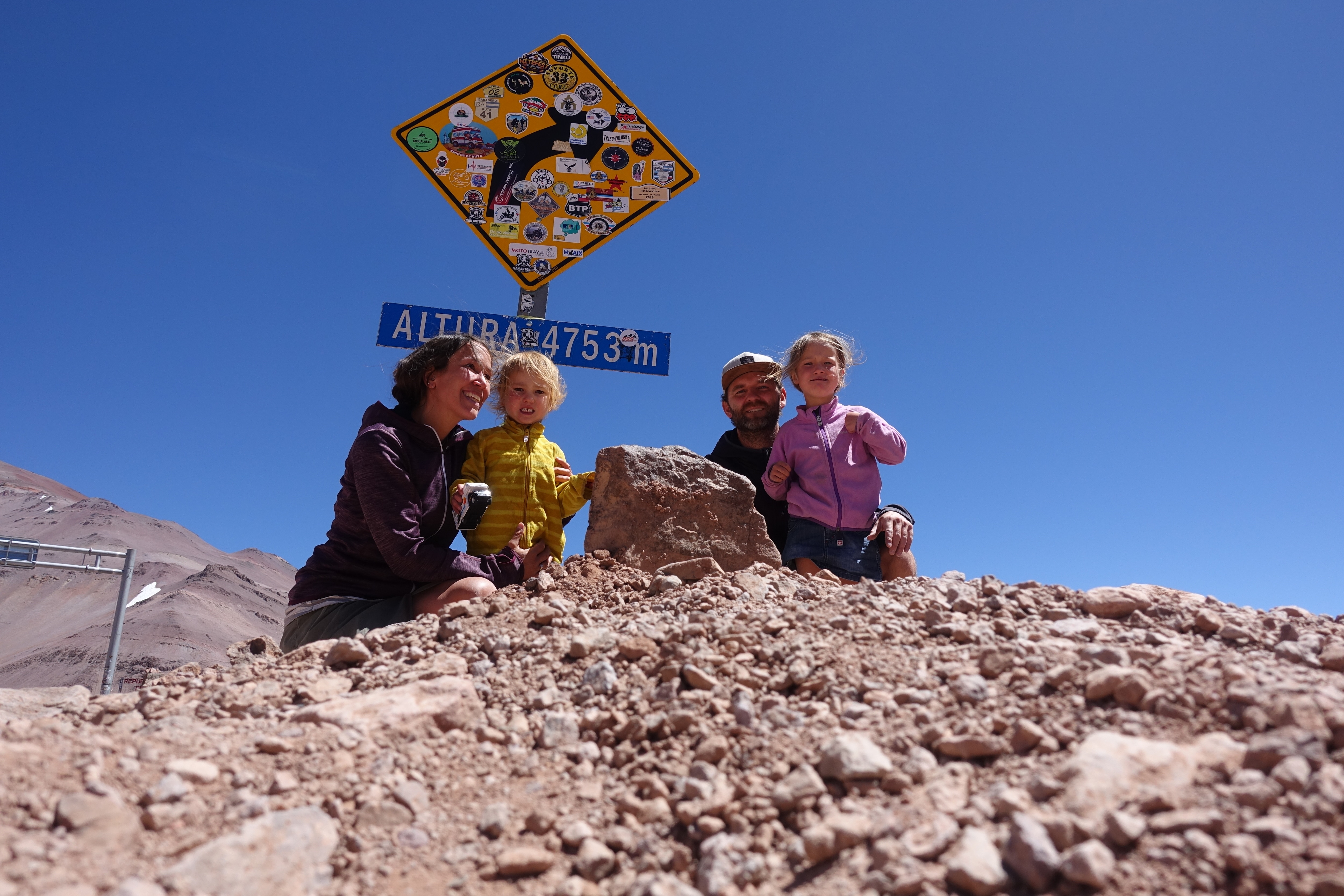 Angang des Jahres war Familie Schön noch in Südamerika unterwegs. Hier am 4.780 m hohen Agua Negra-Pass zwischen Chile und Argentinien