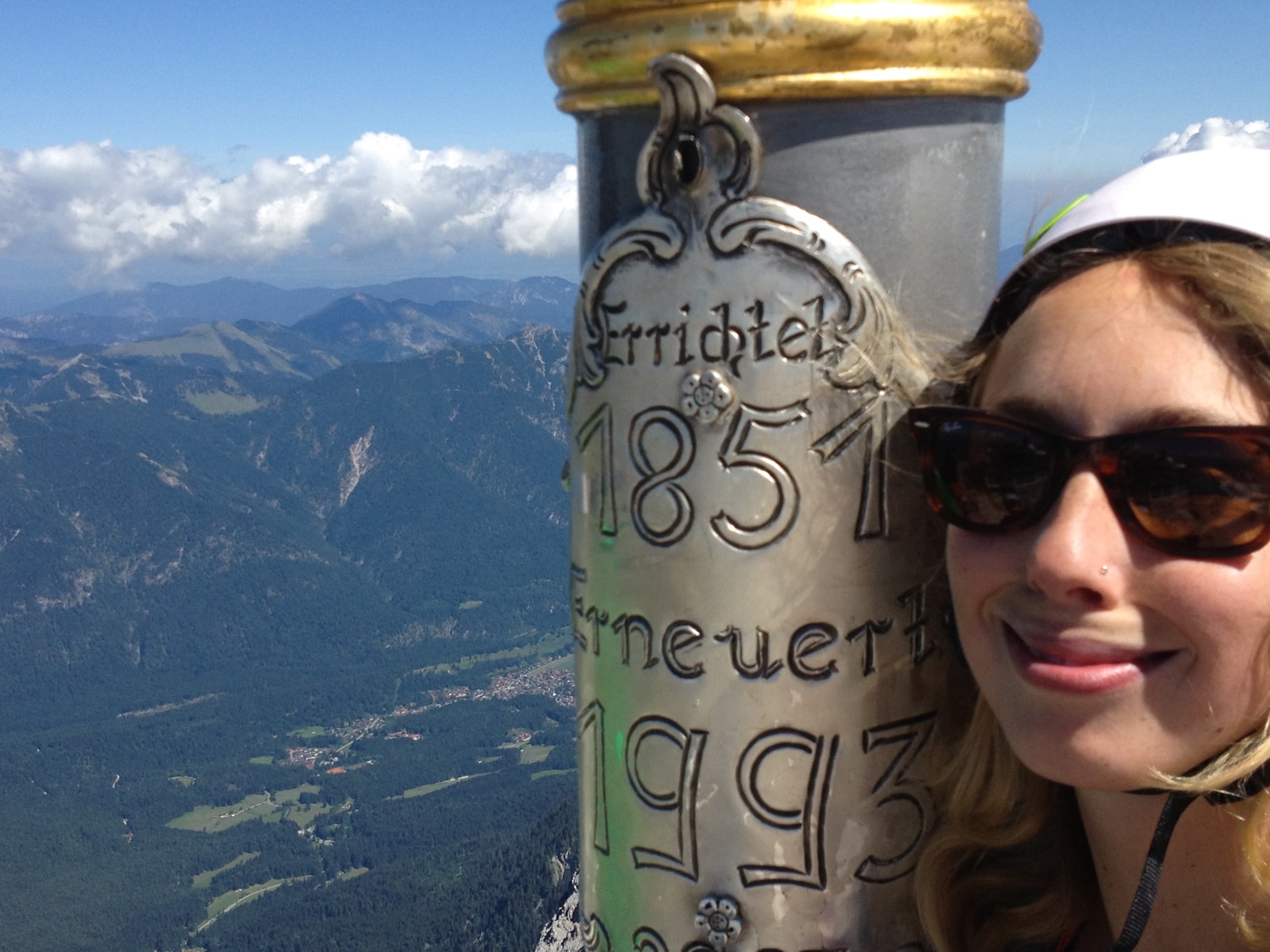 Klettersteig Zugspitze: Lea Hajner am Gipfel der Zugspitze