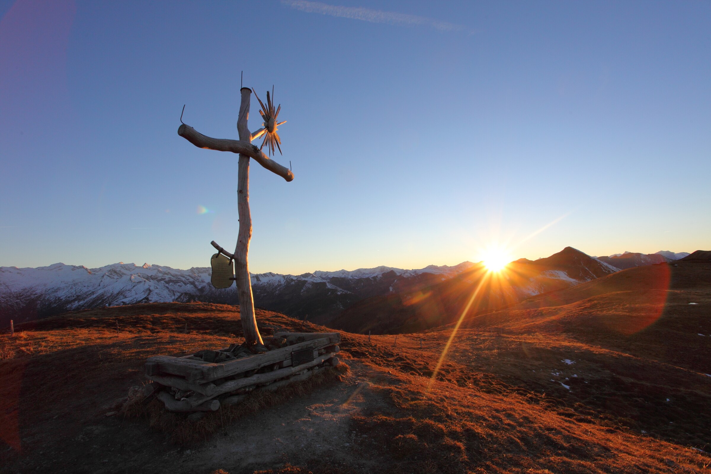 Gipfelkreuz auf der Filzmooshöhe bei Sonnenuntergang