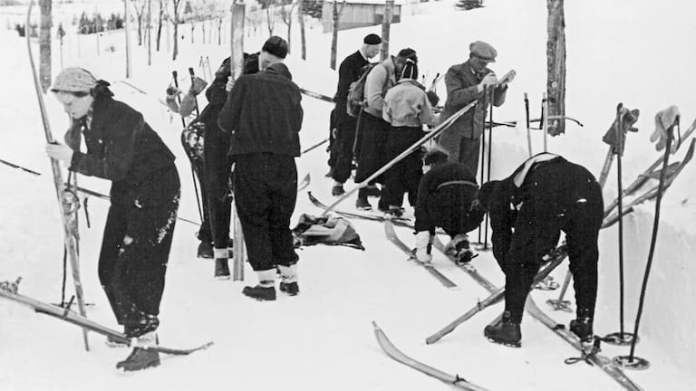 Die ersten Bergverlags-Skikurse fanden ab dem Winter 1925/26 statt, die – mit Unterbrechungen – bis ins Jahr 1955/56 bestanden.