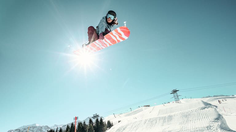 Mit ihren Snowboardcamps „Chixxs on Board" in Arosa Lenzerheide verschafft Tanja Angst vielen Frauen mehr Luft nach oben.