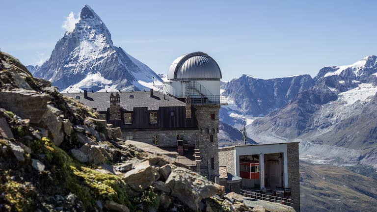 Hoch oben in den Bergen, im Herzen der Schweizer Alpen, liegen Hotels mit spektakulärer Aussicht.