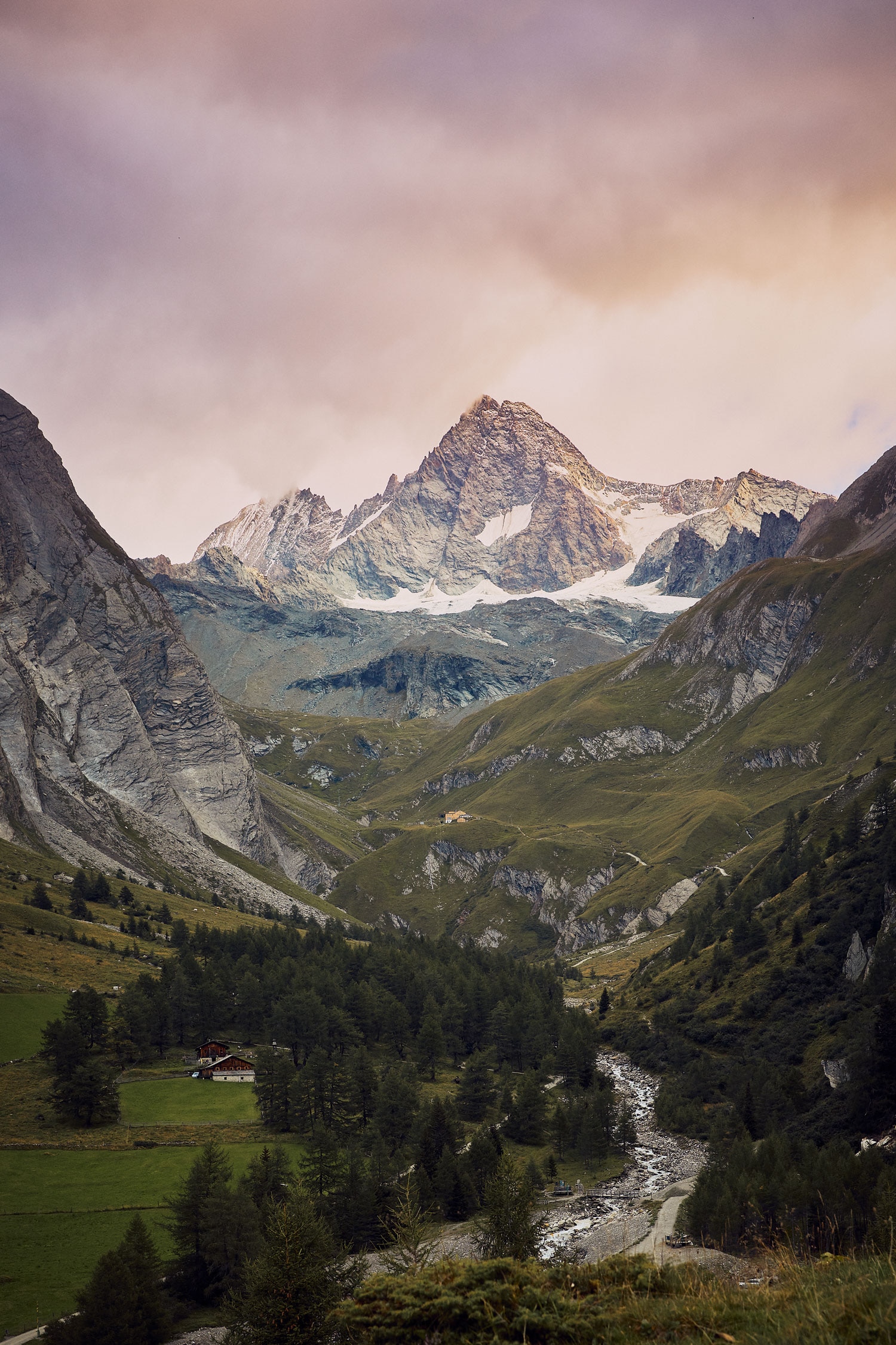 Ein Traum von einem Berg: Von der Osttiroler Seite ist der Doppelgipfel des Großglockners gut zu erkennen, die lange Linie, die von links auf den Gipfel führt, ist der Stüdlgrat, weiter hinten zeigt sich die Glocknerwand. Ziemlich genau in der Bildmitte liegt die Lucknerhütte.