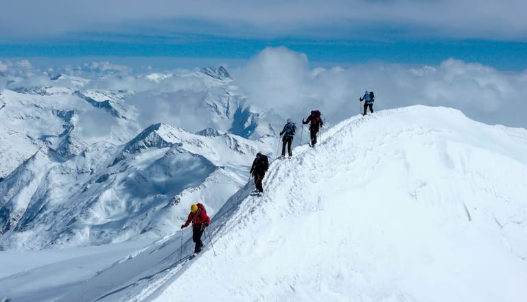 Skibergsteiger am Gipfelgrat des Großvenedigers im Winter