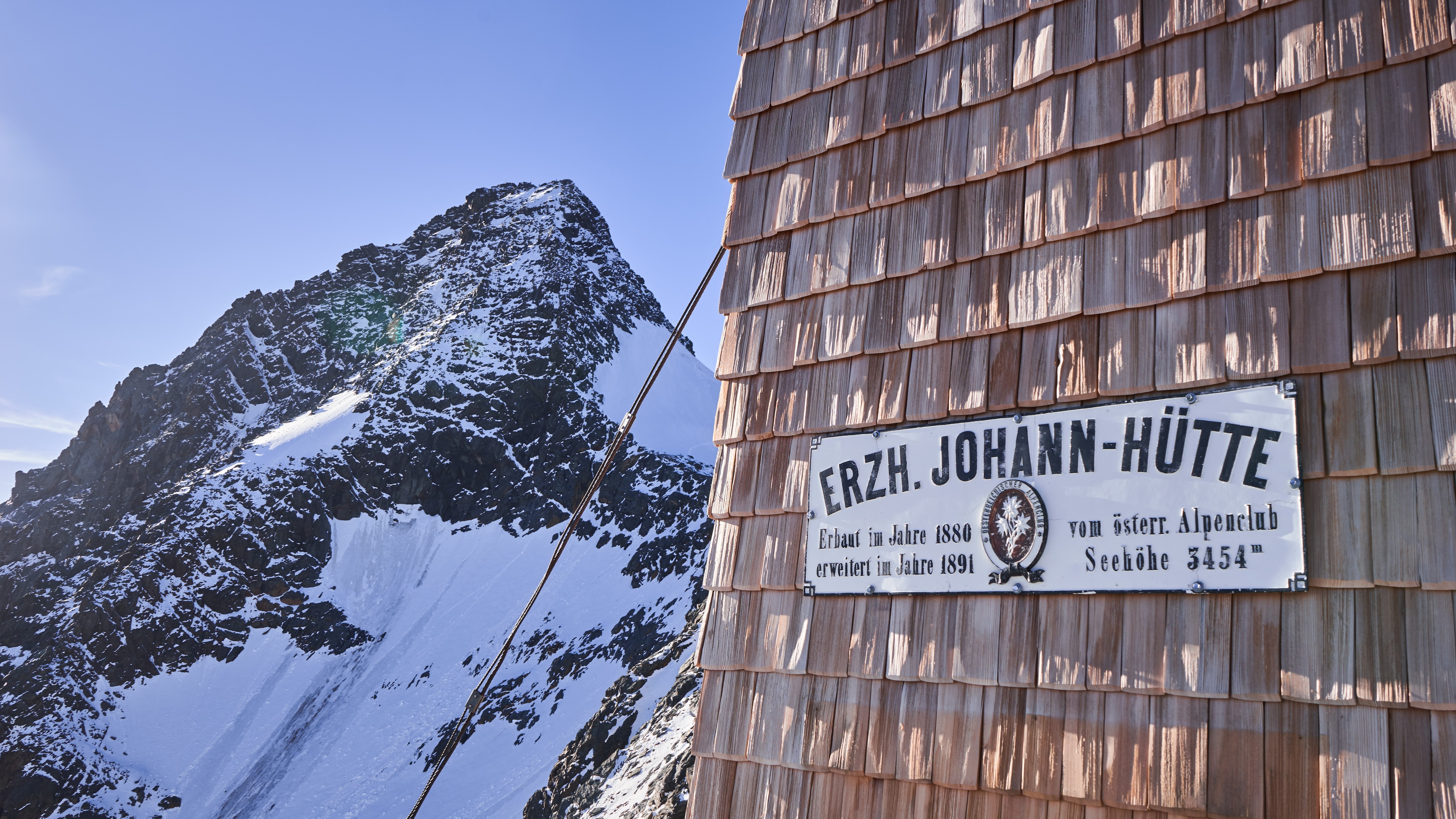 … schon erreichen wir nach 5h Aufstieg die Erzog-Johann Hütte auf 3.454 m 