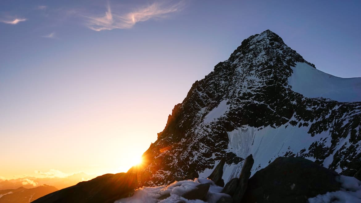 Von der Erzog-Johann Hütte hat man einen ausgezeichneten Blick auf den Gipfel des Großglockners; inklusive Sonnenuntergang