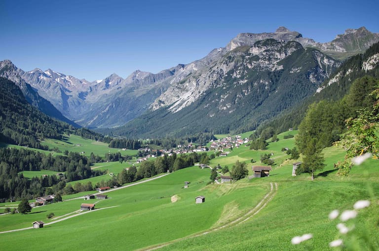Das Bergsteigerdorf Gschnitztal in Tirol mit dem markanten Gipfel des Habicht