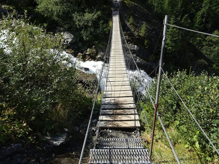 Die Hängebrücke über den Wildbach Torrent de Bionnassay ist ein beliebter Fotospot.