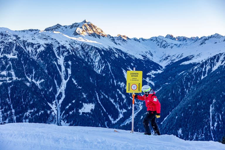 Die Absicherung der Pisten als auch Einschätzung der lokalen Lawinengefahr zählen zu den Aufgaben der Ski- und Pistenrettung