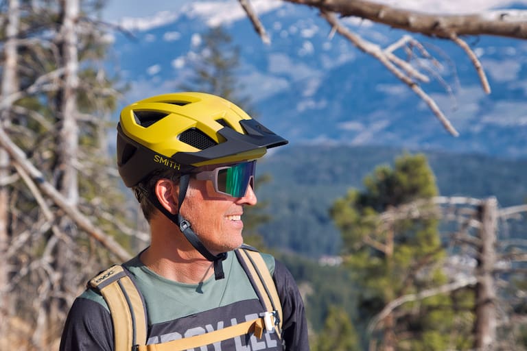 Mountainbiker mit Helm