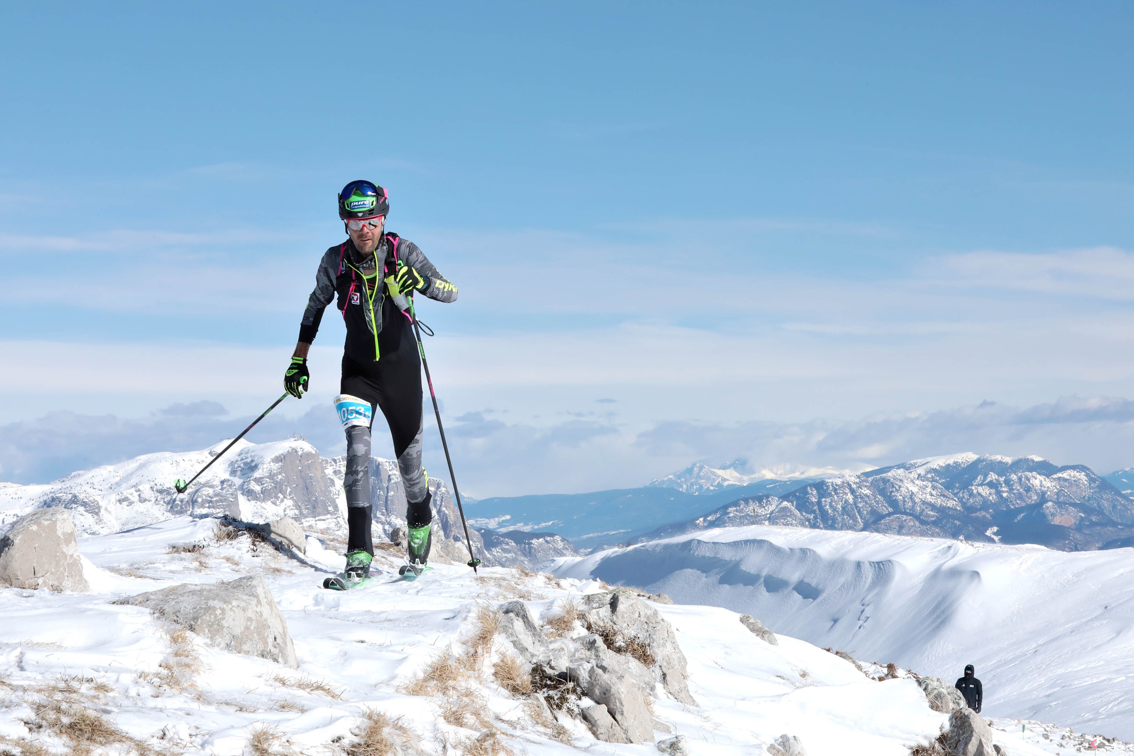 Jakob Herrmann im Aufstieg des Wettbewerbs „Epic Skitour“ am Monte Bondone, Trento