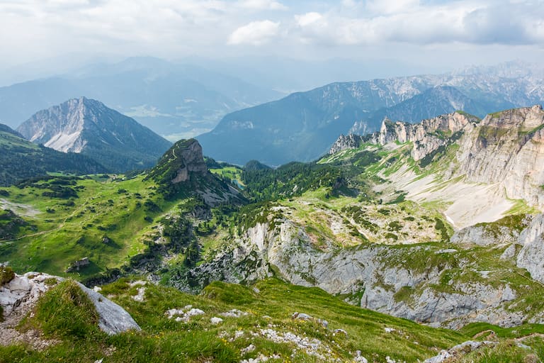 Panorama-Blick auf dem Weg zum Gipfel, markant im Vordergrund: der Gschöllkopf (2.039 m), auch Adlerhorst genannt