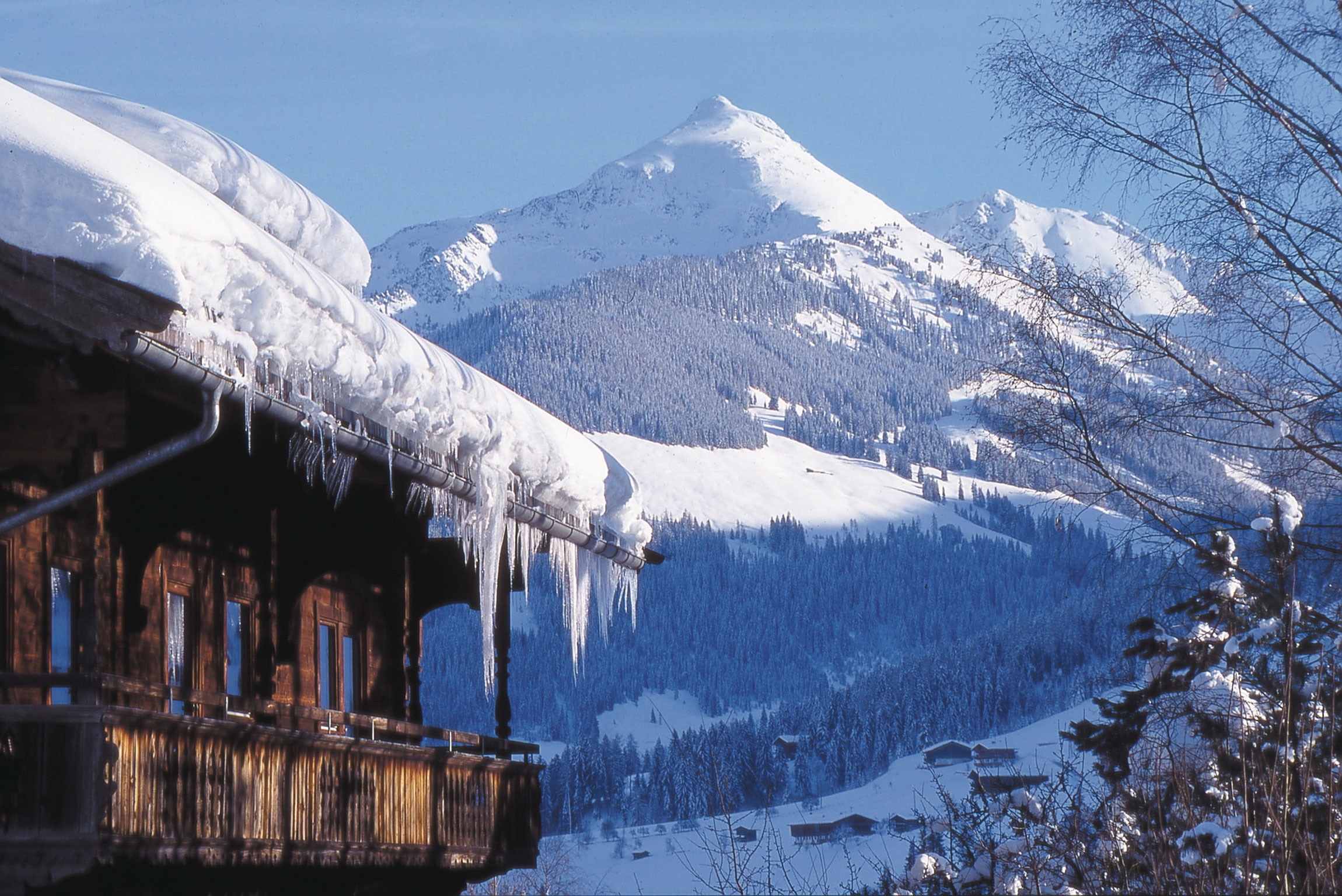 Alpbachtal-Winterlandschaft mit Holzhütte