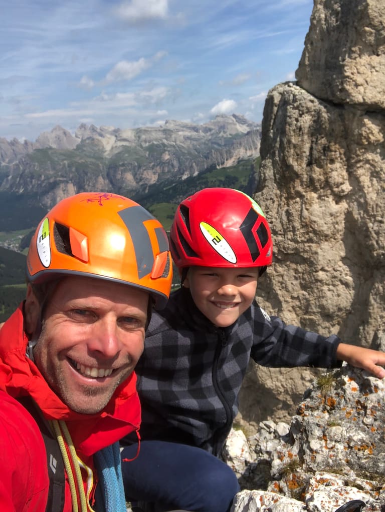 Paul mit seinem Sohn Luis während der Überschreitung des 1. Sellaturms in den Dolomiten