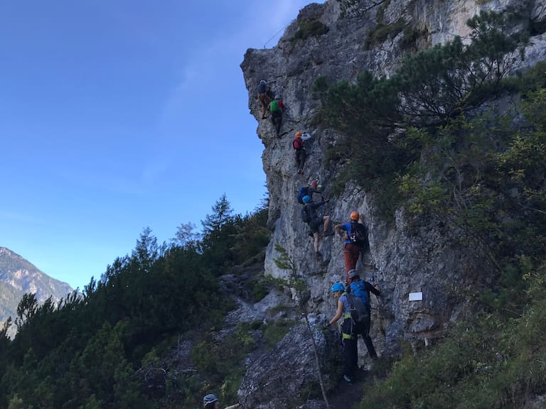 Frühmorgens am Einstieg des Heidi-Klettersteigs am Sattelberg
