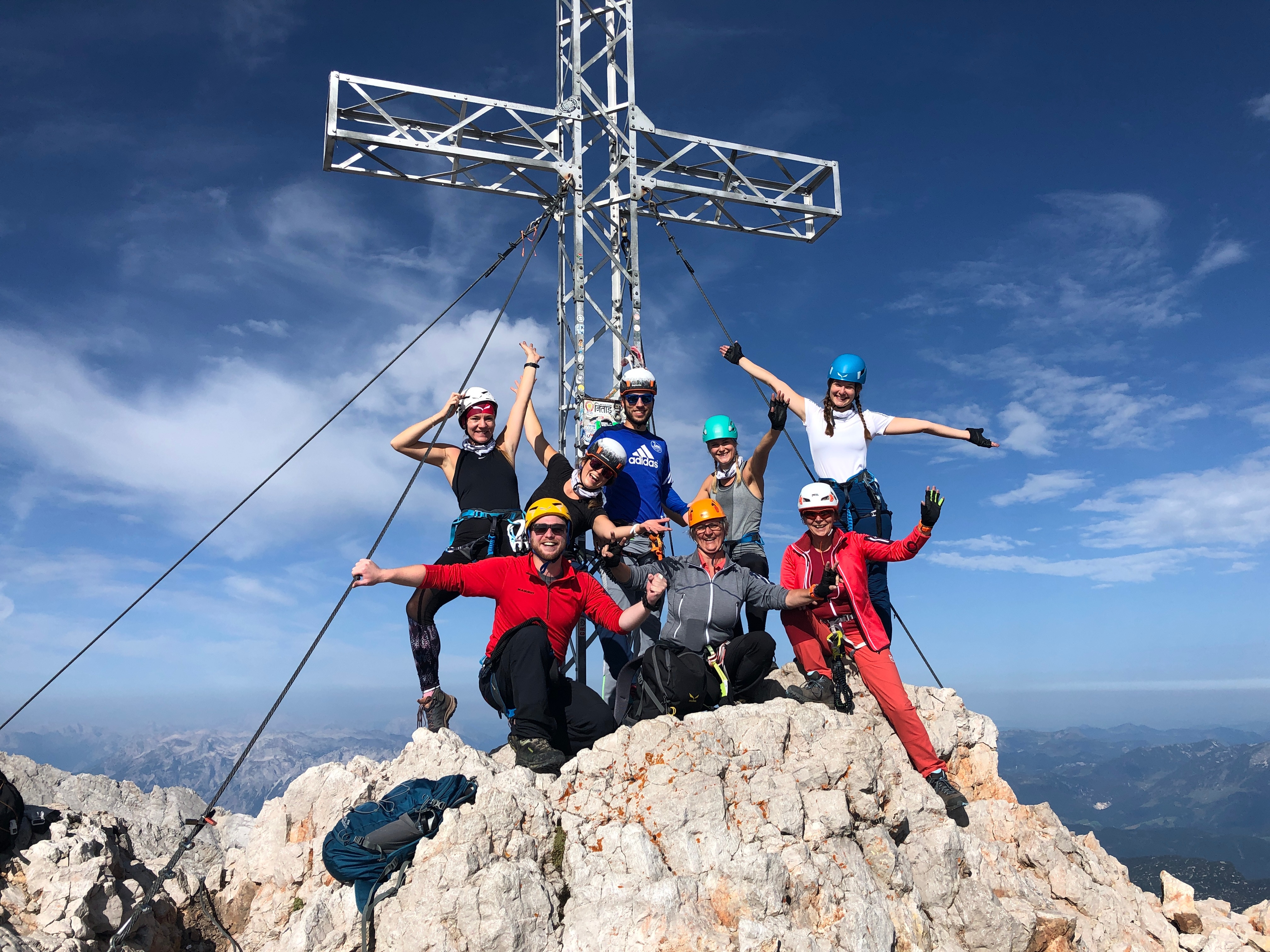Glückliche Gesichter, erste Gipfelerfolge am Drahtseil und blitzblauer Himmel über dem Dachstein: So war das Bergwelten-Event „Mein erster Klettersteig“