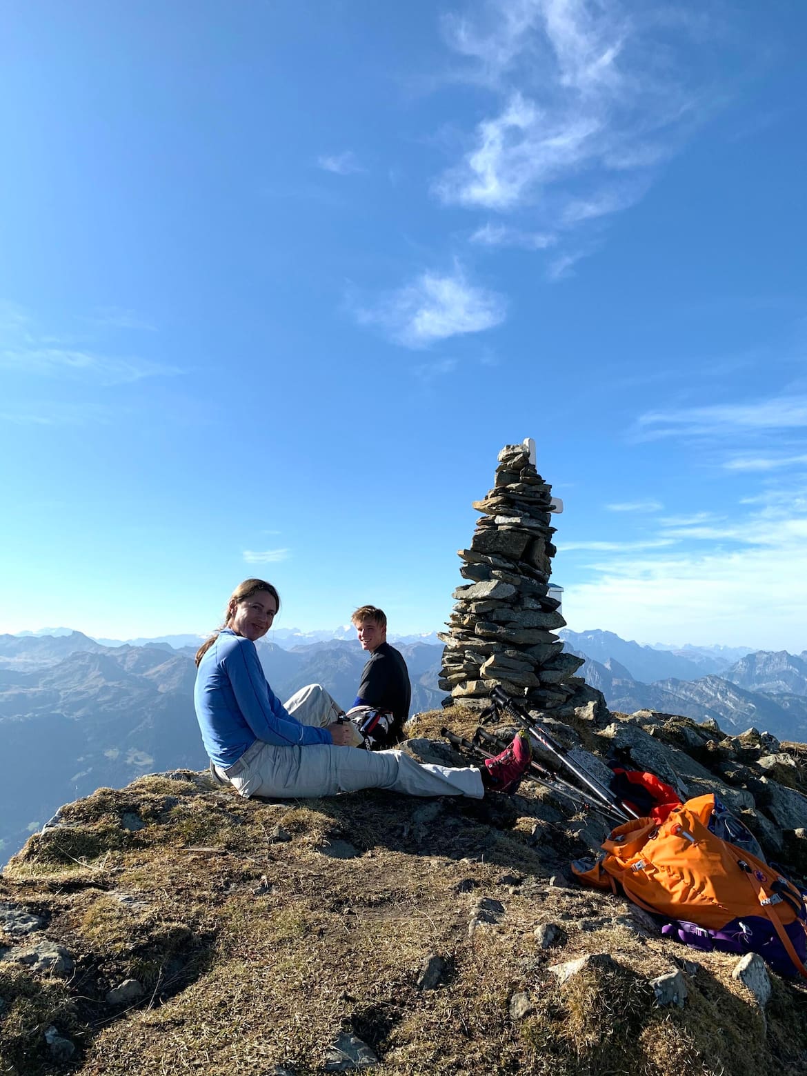 Jausenzeit bei strahlendem Sonnenschein am Brisi (2.277 m)