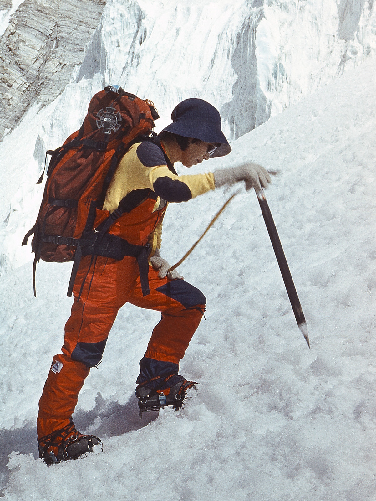 Die japanische Bergsteigerin Junko Tabei 1985 auf ihrem Weg zum Gipfel des Pik Ismoil Somoni, dem höchsten Berg Tadschikistans 