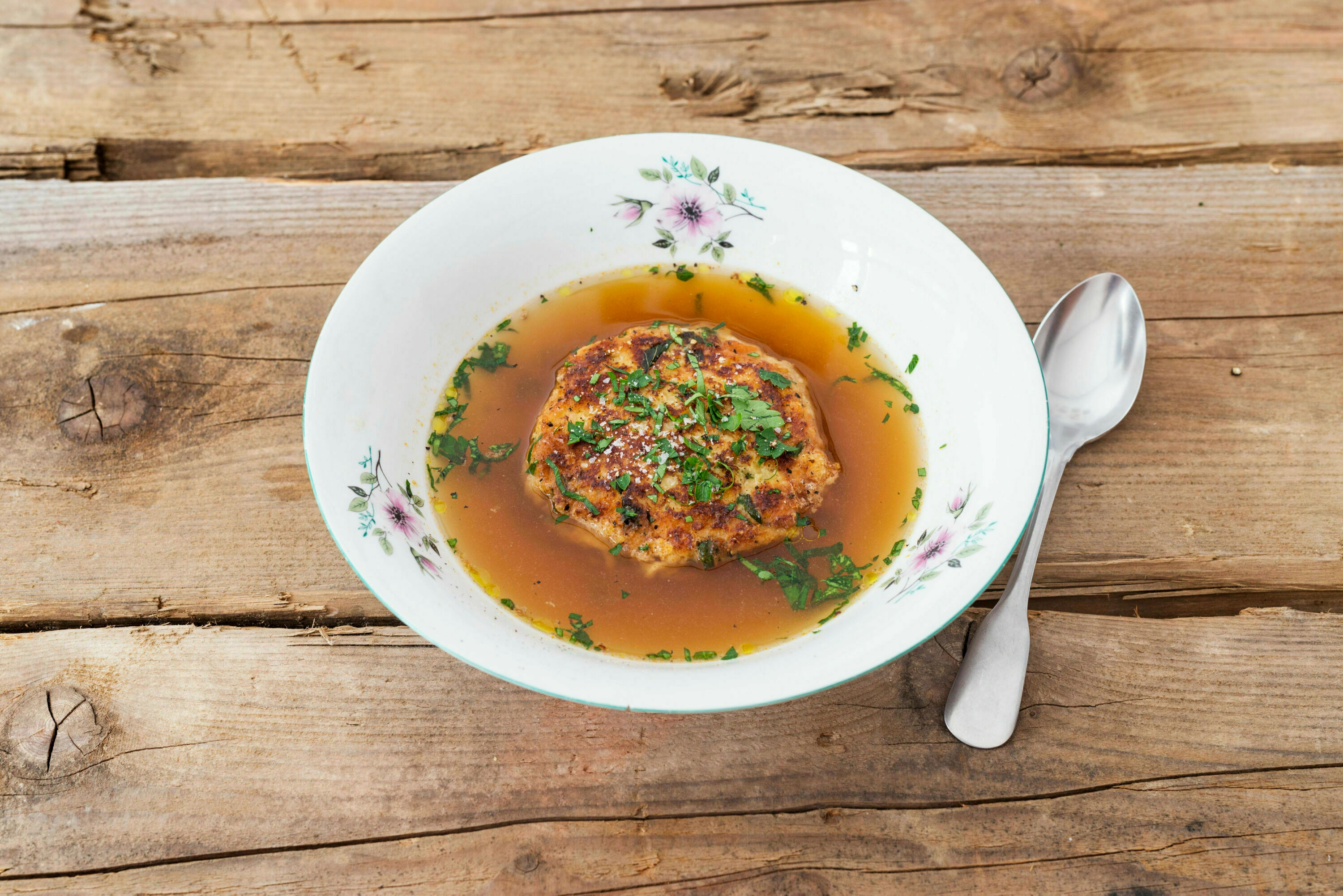 Rezept: Kaspressknödel-Suppe - Bergwelten