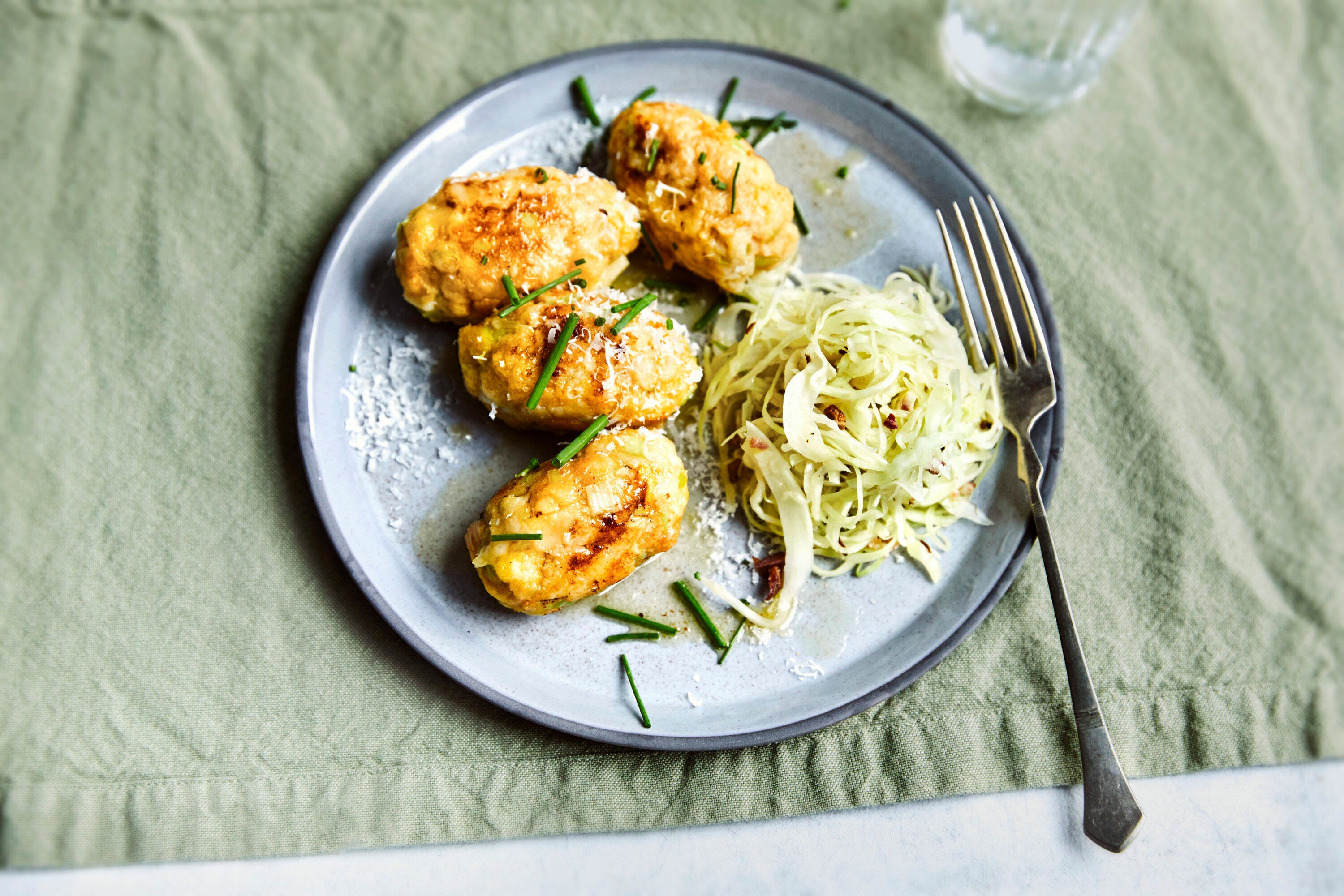 Rezept: Südtiroler Kasnocken mit Speckkrautsalat - Bergwelten