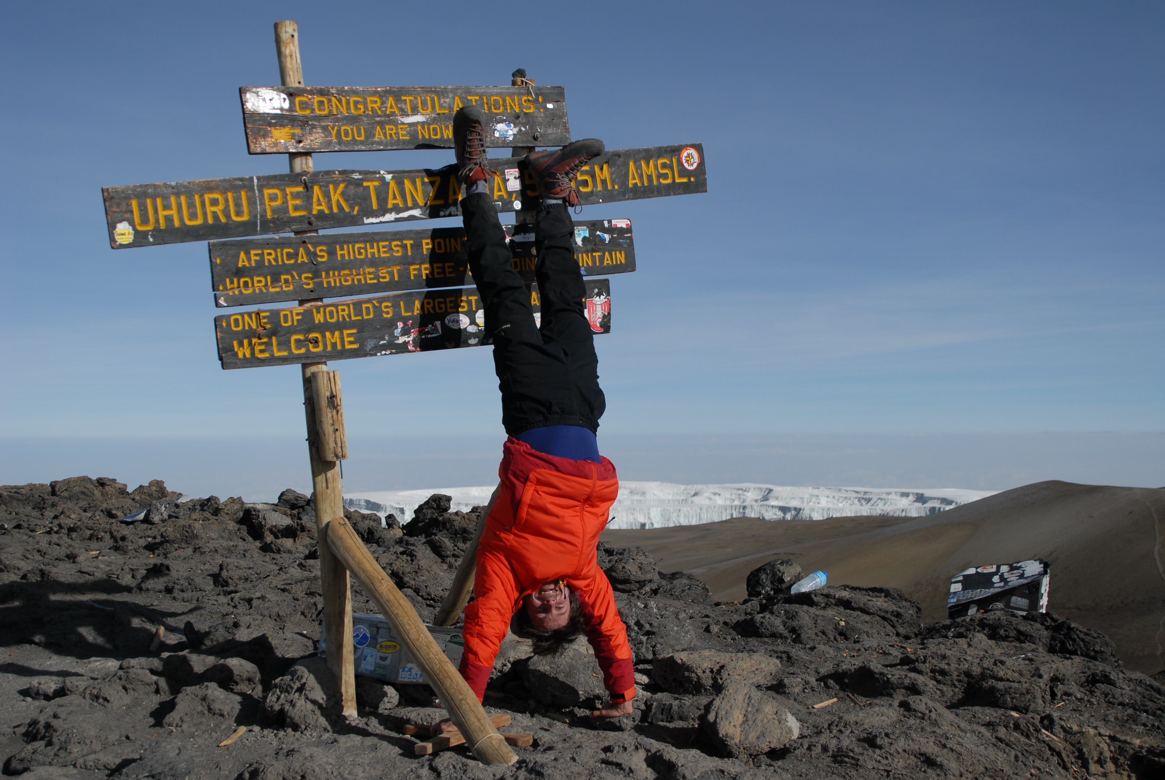 Der obligatorische Gipfelhandstand auf dem höchsten Punkt Afrikas, dem Kilimandscharo (5.895 m)