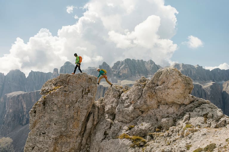 Simon Gietl (graues T-Shirt) und Florian Scheimpflug (rotes T-Shirt) klettern die Stuflesser-Führe auf die Cir-Spitze.