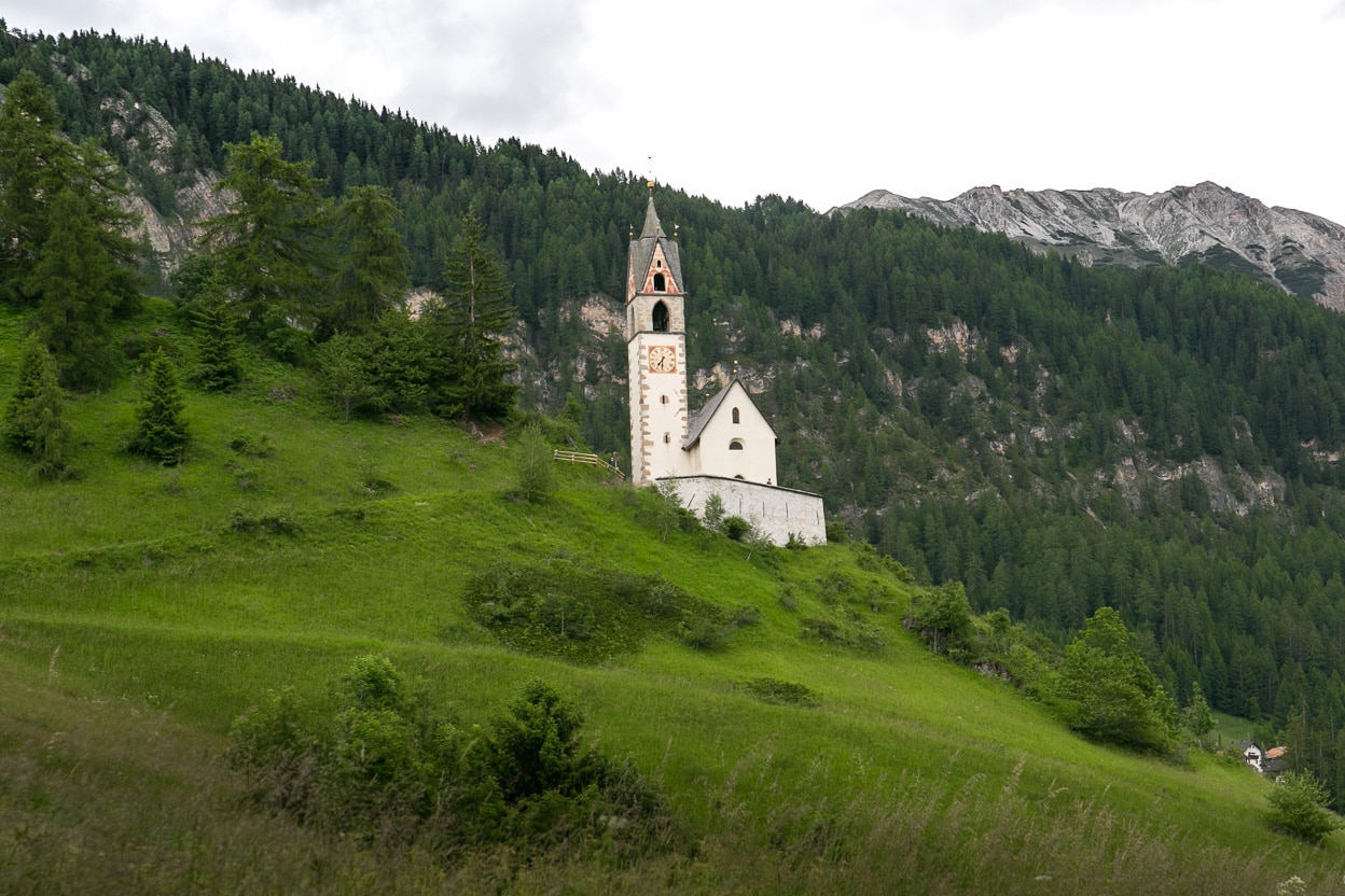 Idyllische Kirche in den Höhen der Berge 