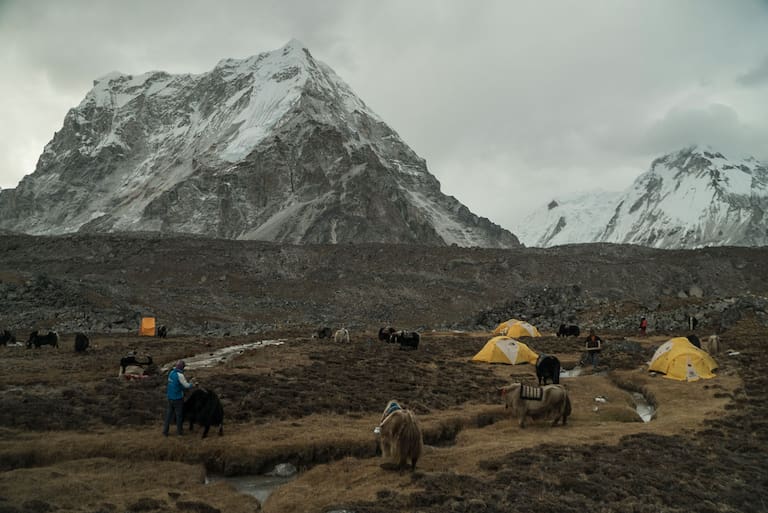 Das Basislager am Lunag Ri mit dem Himalaya Gebirge im Hintergrund
