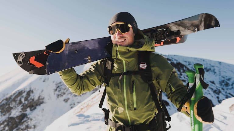 Alex verbringt im Winter viel Zeit in den Bergen: Beim Snowboarden sowieso, aber auch gerne, um eine Skitour zu gehen.