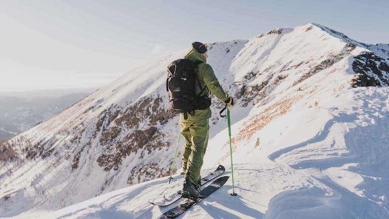 Bewegung in unberührter Natur und fernab der Massen, mit atemberaubenden Ausblicken – einige jener Gründe, warum Skitourengehen so beliebt ist.