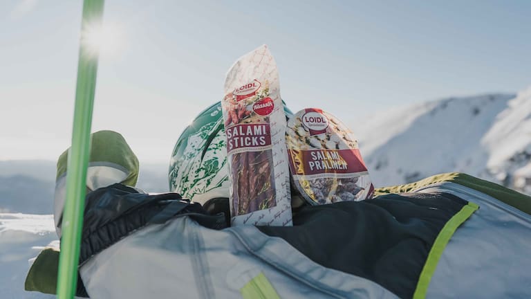 Alex' Favorit: Loidl Salami Sticks und Salamipralinen – sie sind schnell eingepackt und mit einem Stück Brot der perfekte Snack am Berg. 