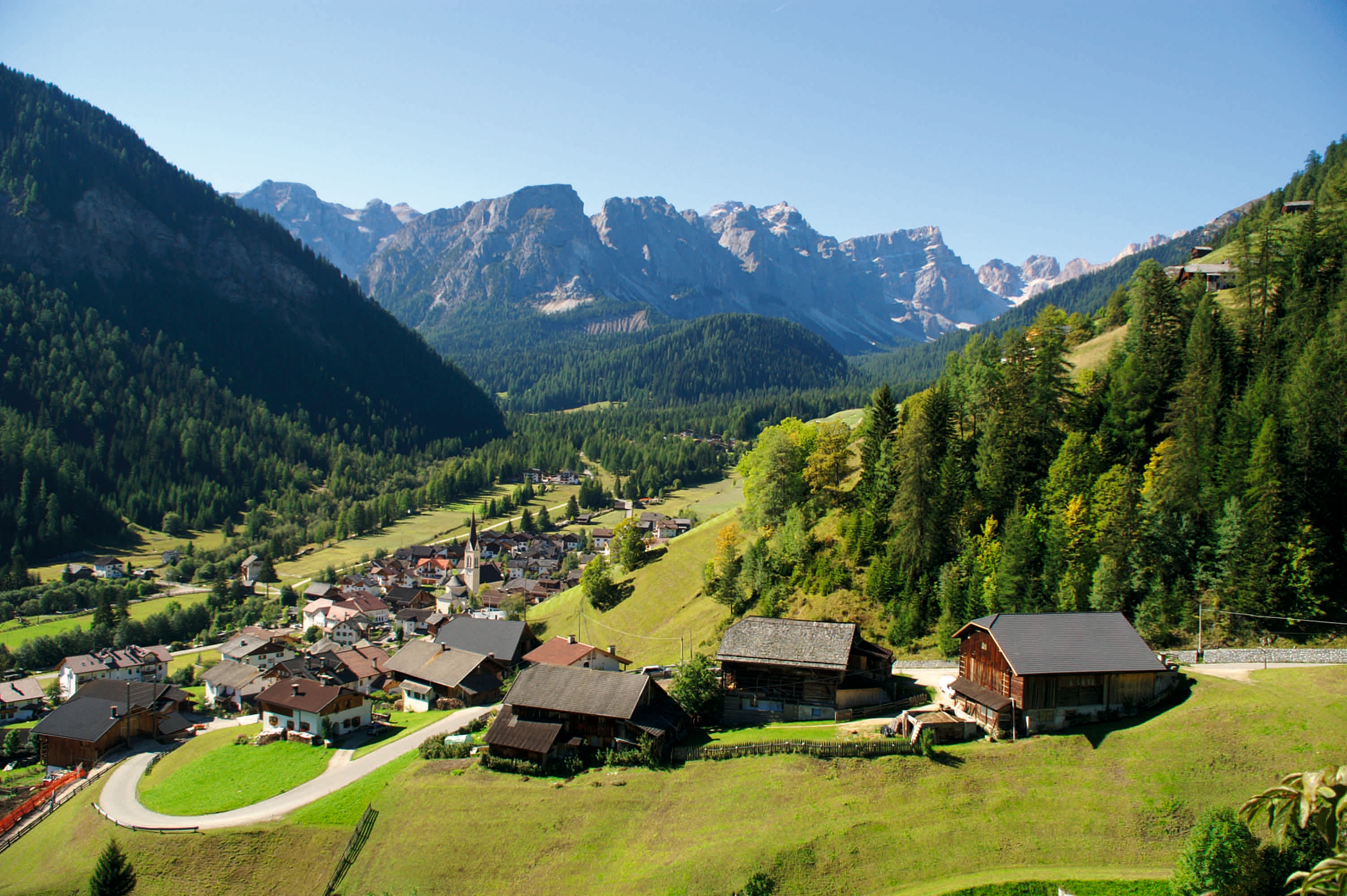 Lungiarü am Eingang zum Naturpark Puez-Geisler im Dolomiten UNESCO Welterbe