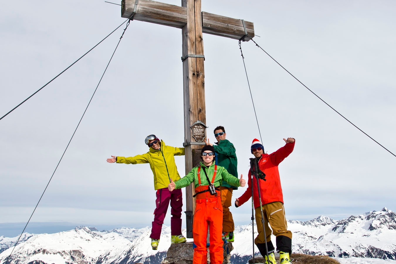 Menschen am Gipfel der Madrisella bei einem Kreuz 