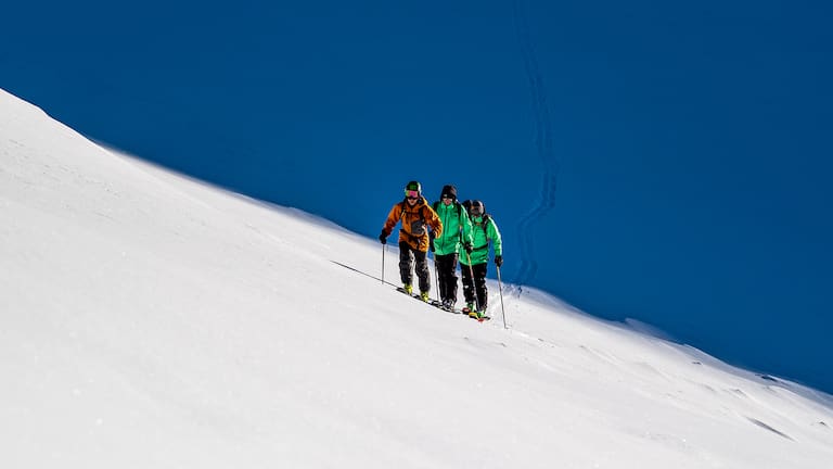 Eine Skitourenbindung muss nicht nur zum gewünschten Einsatzbereich, sondern auch zum Rest der Ausrüstung passen.