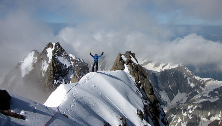 Unterwegs am Broillardgrat zum Gipfel des Mont Blanc (4.810 m) mit einem seiner Gäste a