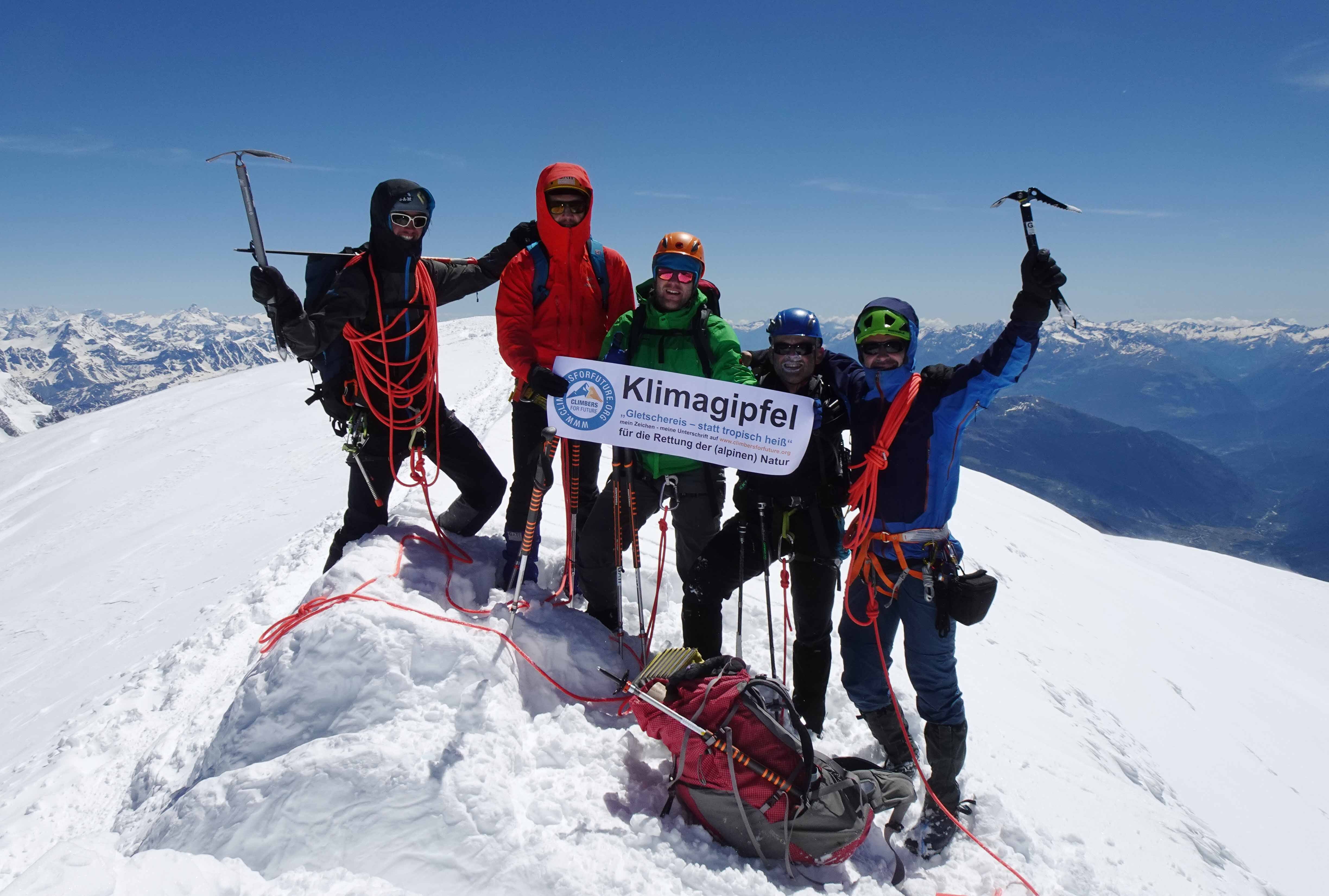 Die Gründer der Initiative climbersforfuture.com auf dem Gipfel des Mont Blanc