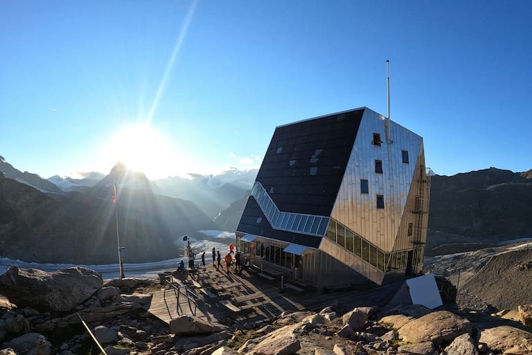 Zu einer guten Tourenplanung gehört u.a. die Reservierung der Hütte – am Bild die Monte-Rosa-Hütte