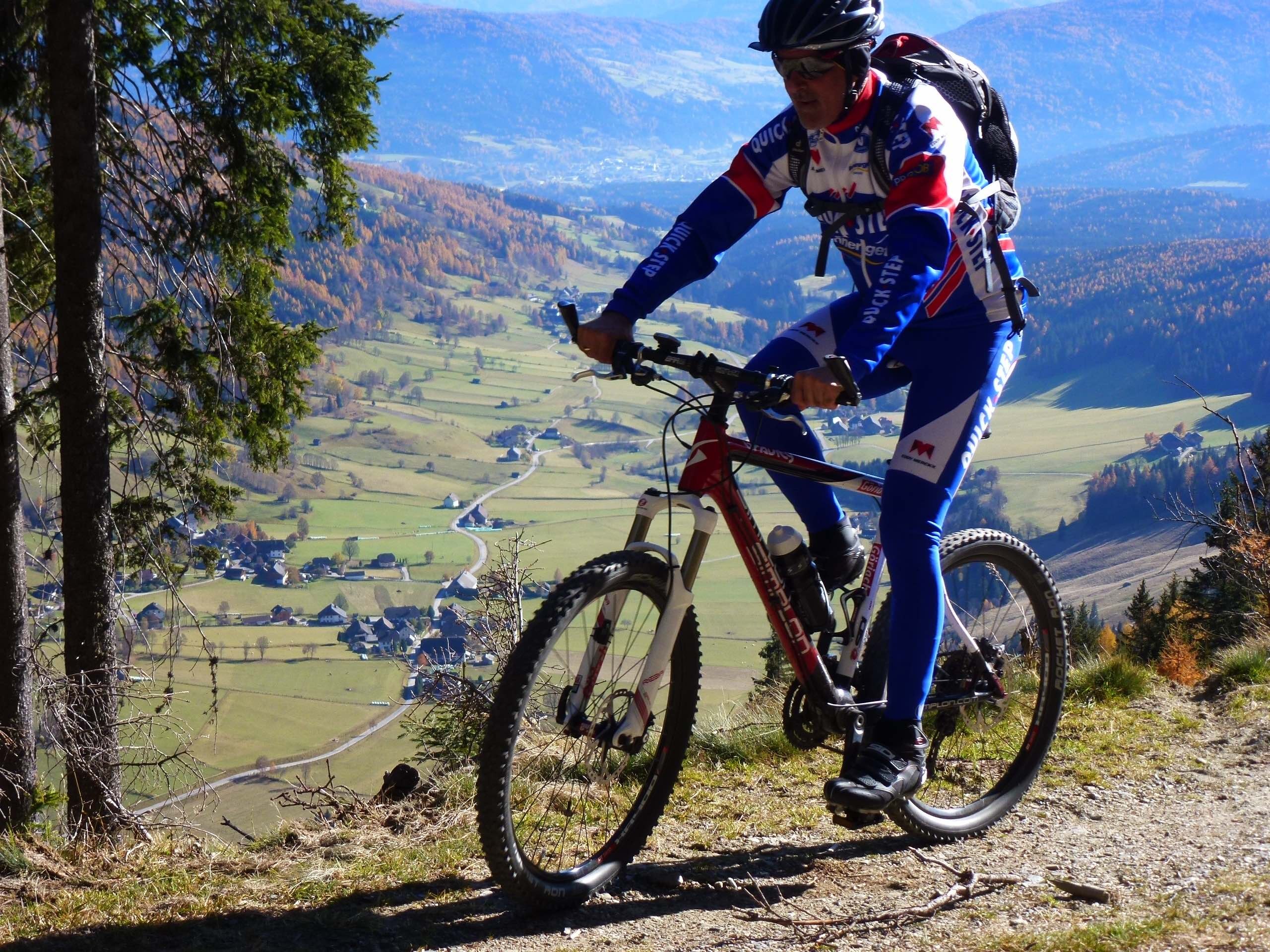 Auf ausgewiesenen Mountainbikerouten genießt man die Landschaft rund um Göriach.