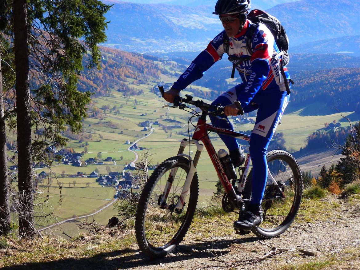 Auf ausgewiesenen Mountainbikerouten genießt man die Landschaft rund um Göriach.