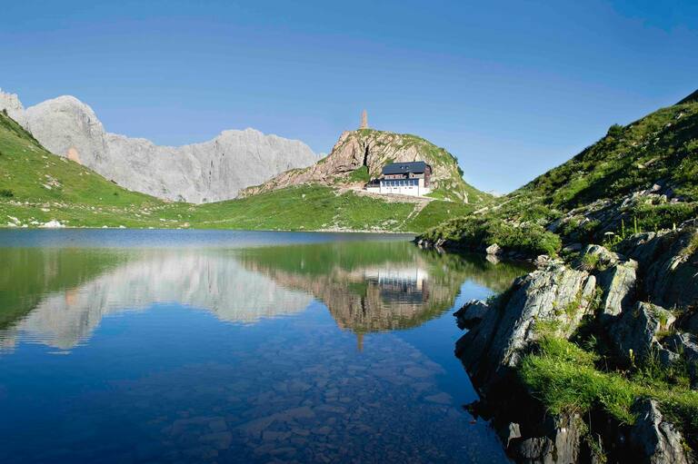 Der Wolayersee mit der Wolayerseehütte - Traumziel in den Karnischen Alpen.