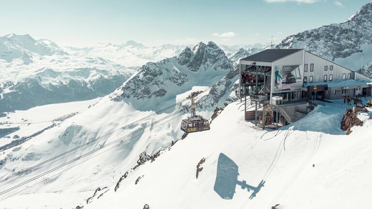 Mit Bus oder Bahn ganz bequem auf die Piste – so einfach kann Skifahren in Engadin St. Moritz sein.