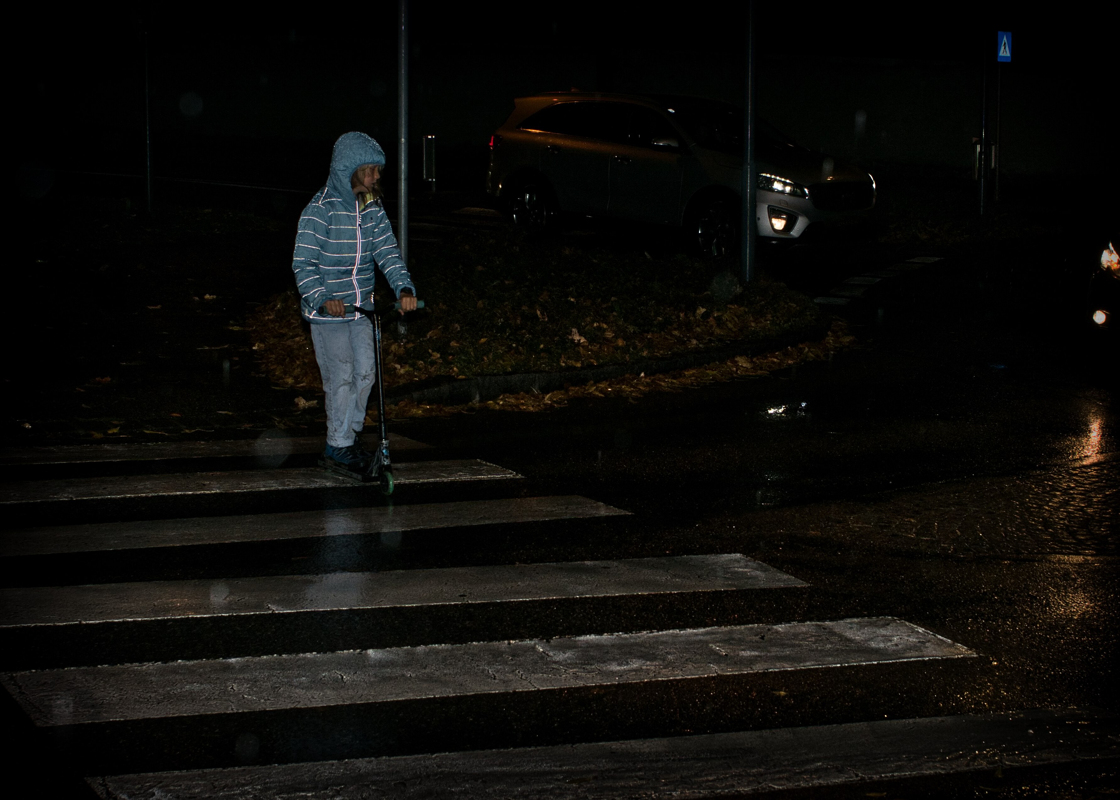 Kind mit der Glow Jacke von Namuk in der Nacht