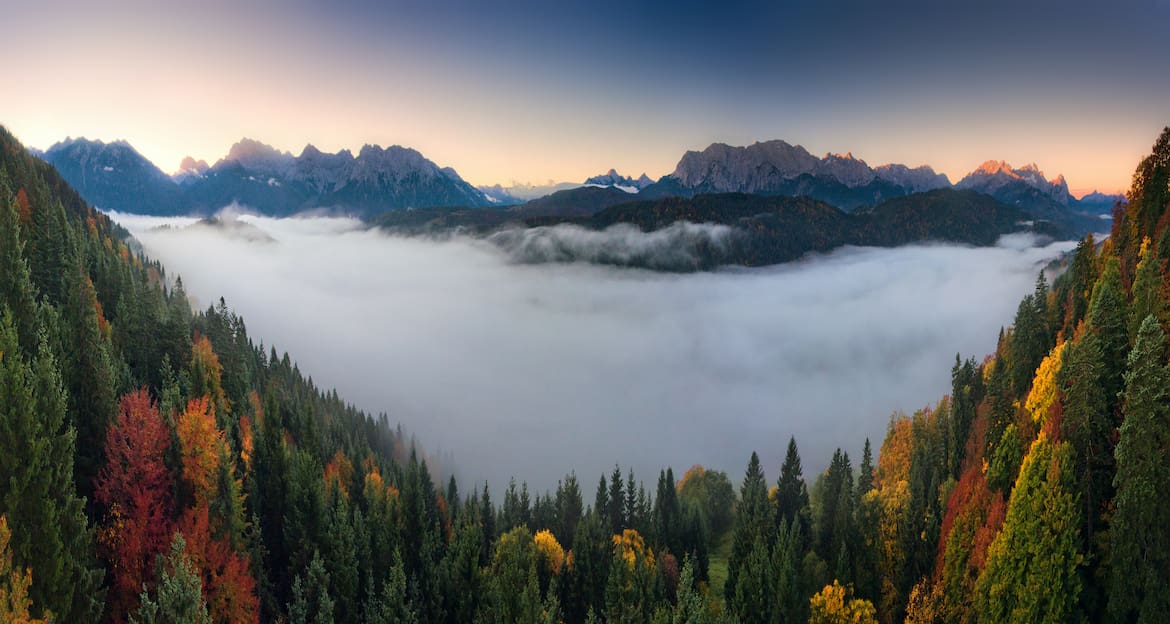 Ein magischer Moment, wenn man auf die bunte Herbstlandschaft und die dichte Nebeldecke im Tal blickt.