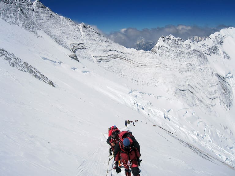 Blickfang im „Tal des Schweigens“: Der Normalweg zum Everest verläuft über das Lhotse Face unterhalb der Marmorwelle