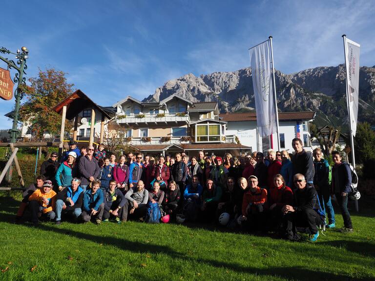 Das obligatorische Gruppenfoto vor der Kulisse des Dachsteingebirges