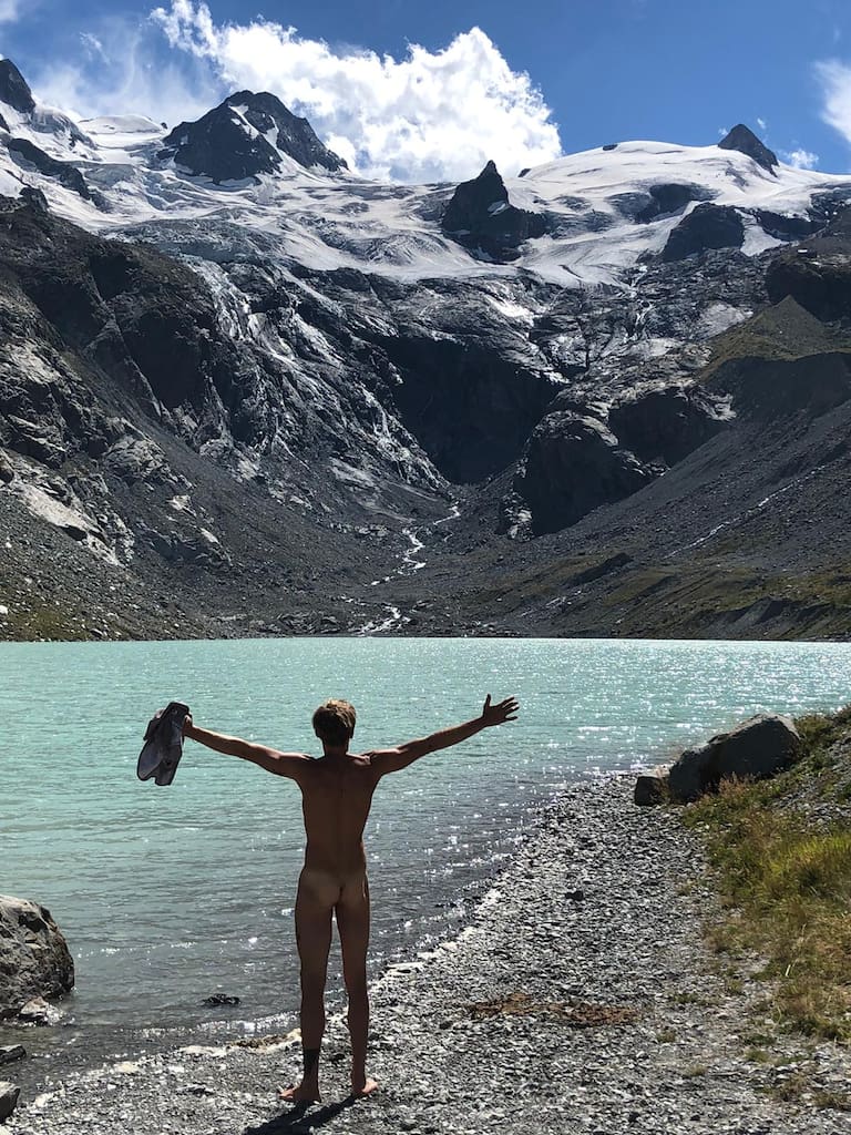 Pure Freiheit: Nacktschwimmen im Gletscherssee 